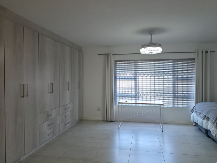 6 Bedroom Property for Sale in Wavecrest Eastern Cape